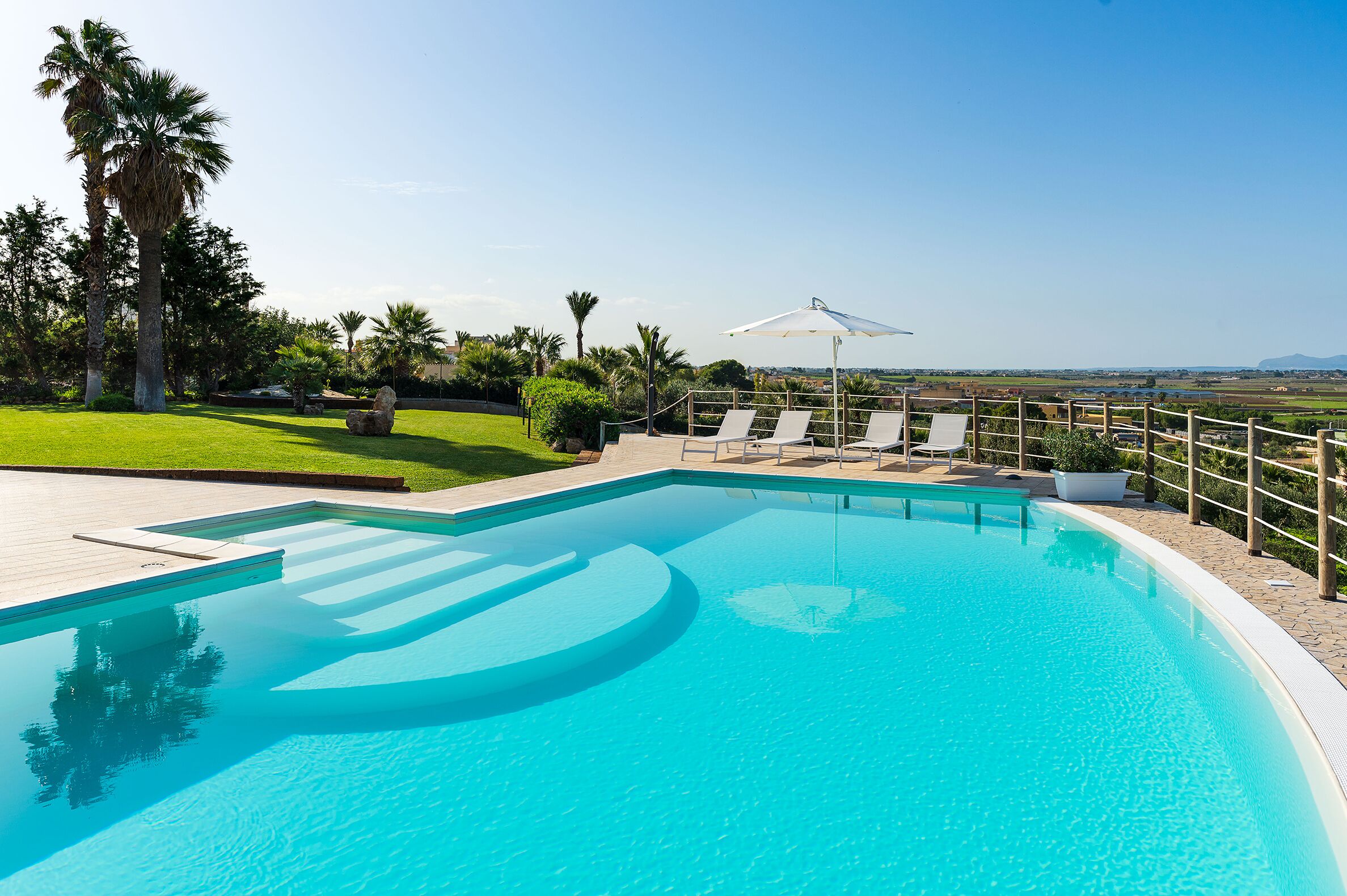 Piscine extérieure (ouverte en saison), parasols de plage