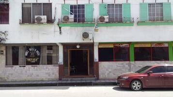 Vista frontal de la propiedad