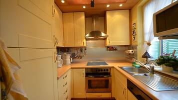 Nhà Exclusive (Kormoran) | Bếp riêng | Tủ lạnh, lò vi sóng, lò nướng, bếp nấu