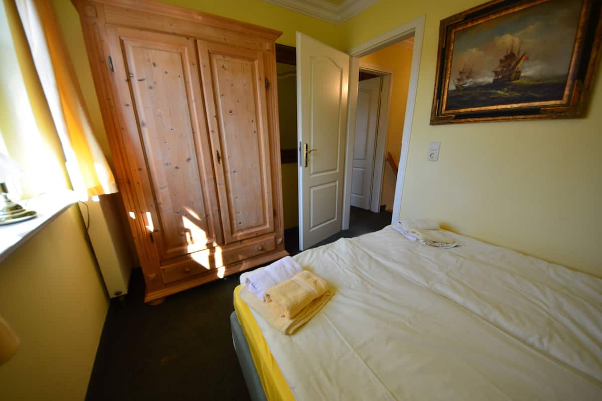 Leilighet (Fischerhaus) | Dundyner, skrivebord for bærbar PC og blendingsgardiner