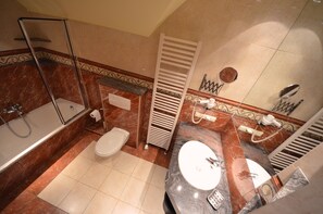 Leilighet (Lotsenhaus) | Bad | Separat badekar og dusj, hårføner, oppvarmet badegulv og håndklær