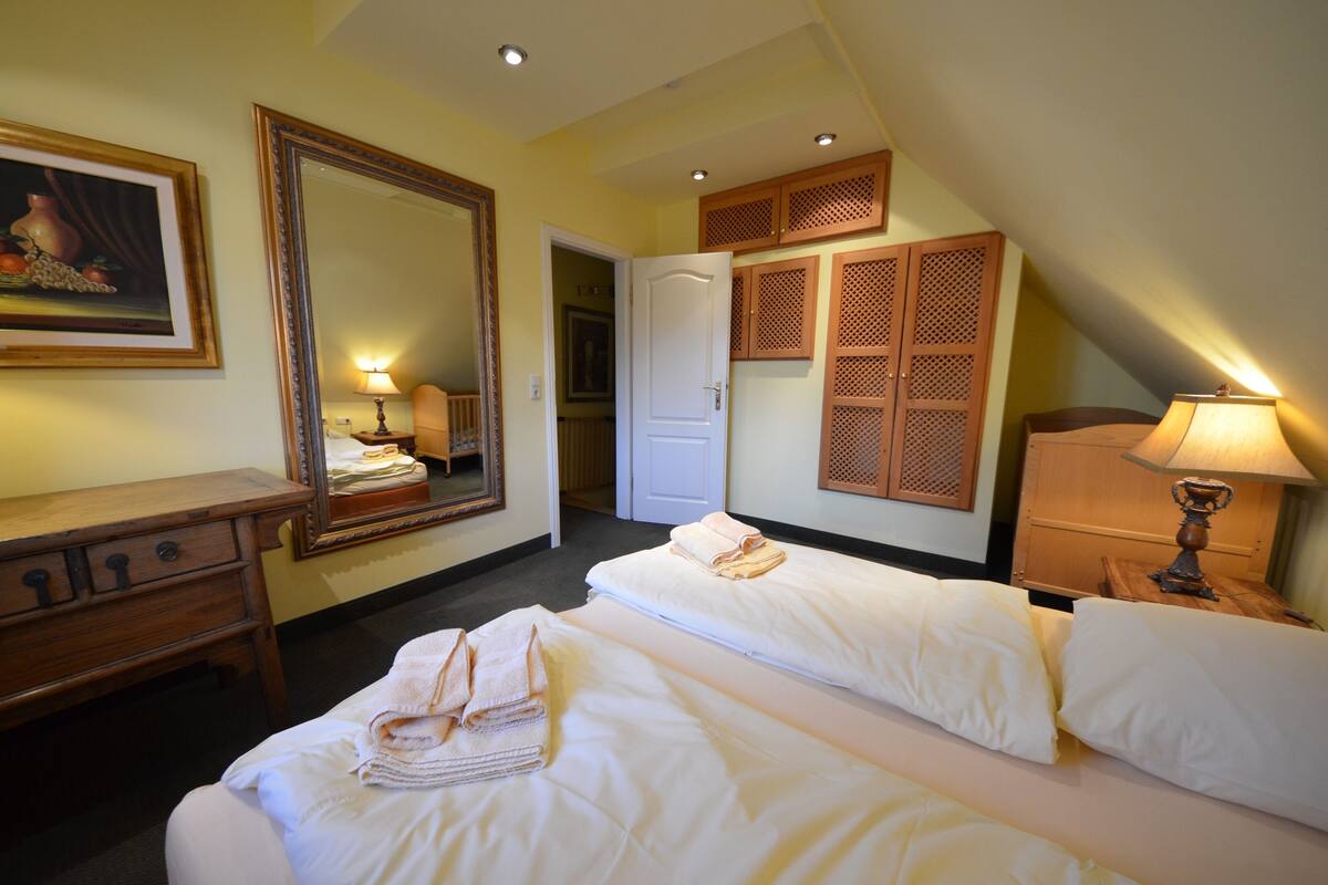 Apartment (Lotsenhaus) | 2 Schlafzimmer, Daunenbettdecken, individuell dekoriert