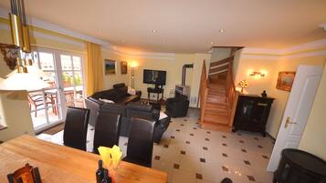 Deluxe-Haus (Bel Monte) | Wohnzimmer | 52-Zoll-Flachbildfernseher mit Kabelempfang, Plasmafernseher, Kamin