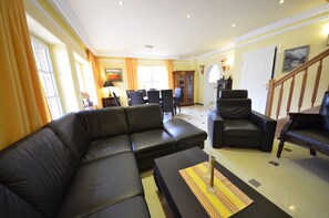 Deluxe-Haus (Bel Air) | Wohnbereich | 52-Zoll-Flachbildfernseher mit Kabelempfang, Plasmafernseher, Kamin