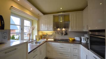 Nhà Deluxe (Bel Air) | Bếp riêng | Tủ lạnh, lò vi sóng, lò nướng, bếp nấu