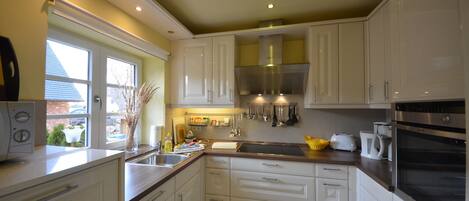 Deluxe House (Bel Air) | Private kitchen | Fridge, microwave, oven, stovetop