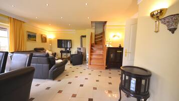 Deluxe House (Bel Monte) | Living area | 52-inch flat-screen TV with cable channels, plasma TV, fireplace