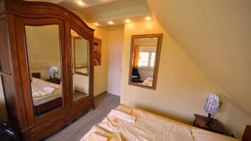 Deluxe House (Bel Monte) | 4 bedrooms, premium bedding, down duvets, individually decorated