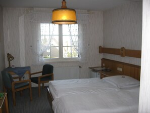 Standard-Doppel- oder -Zweibettzimmer, Nichtraucher | Minibar, individuell eingerichtet, Schreibtisch