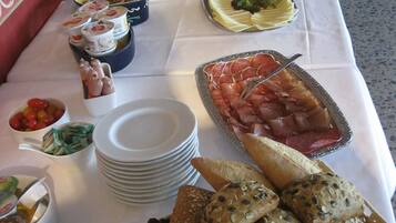 Daily buffet breakfast (EUR 7.5 per person)