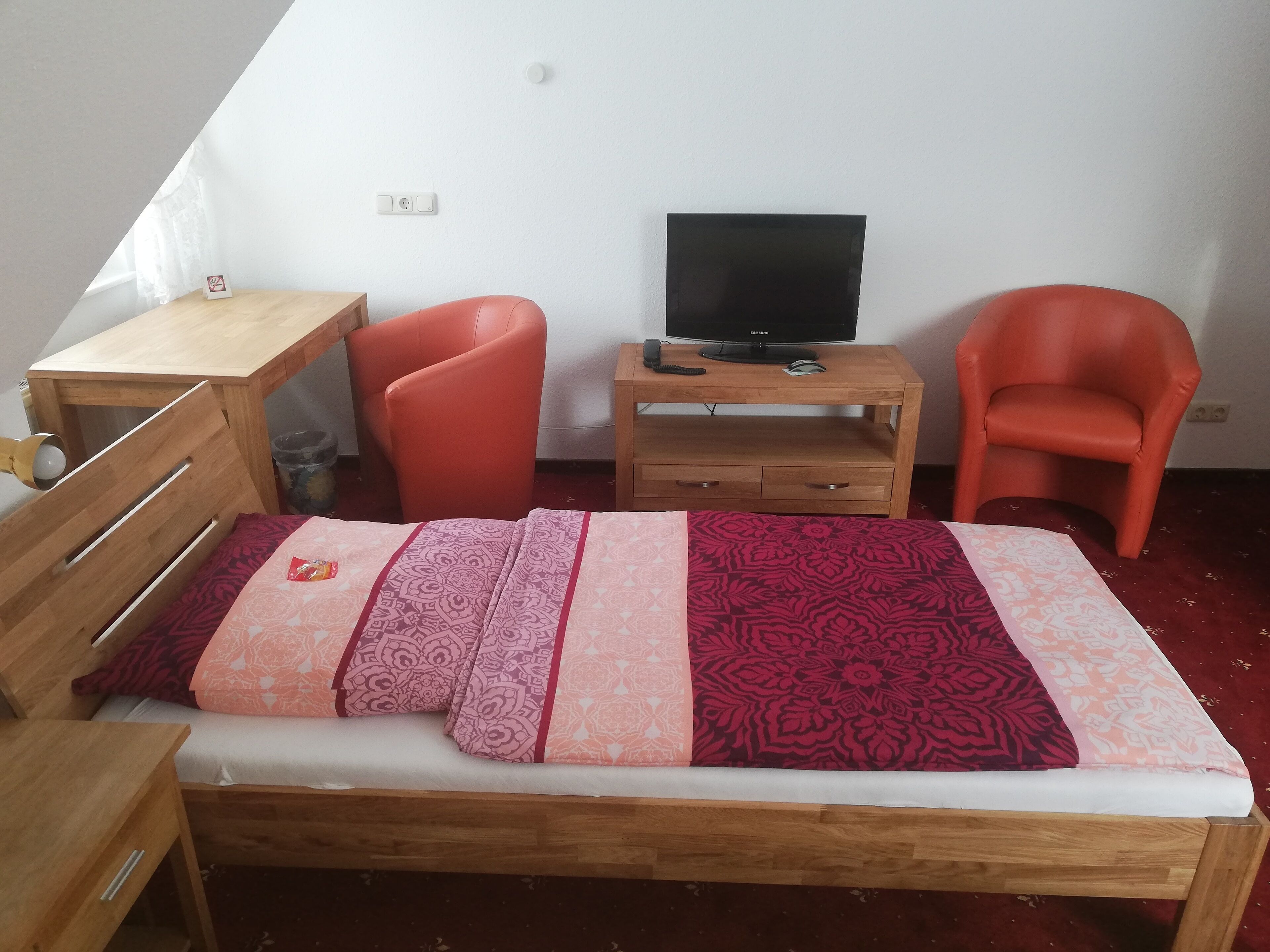 Hypo-allergenic bedding, minibar, individually furnished, desk