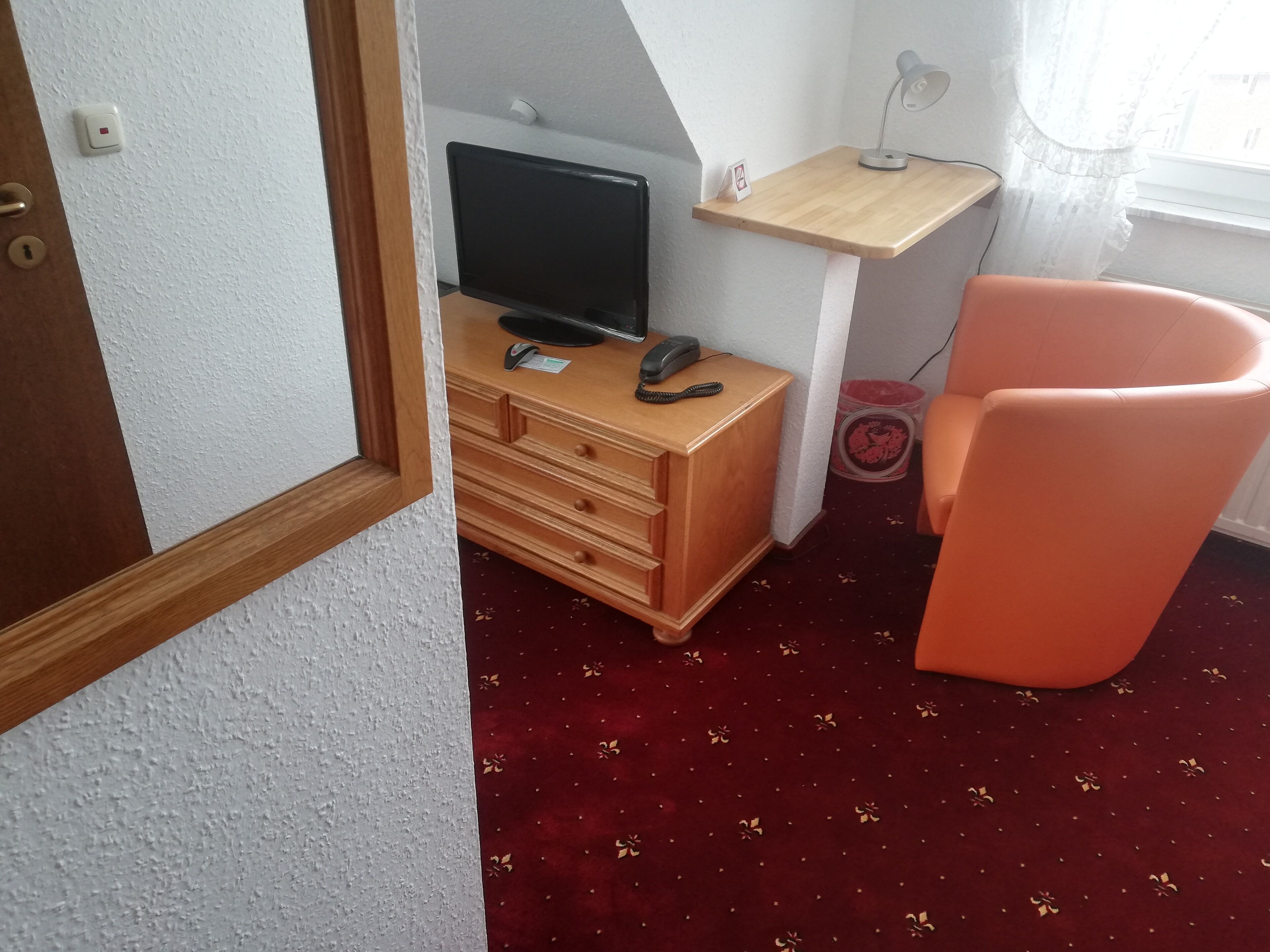 Standard-Einzelzimmer | Allergikerbettwaren, Minibar, individuell eingerichtet, Schreibtisch