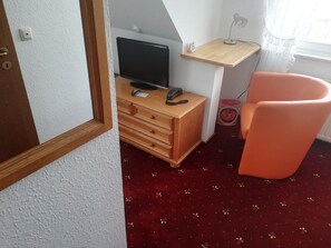 标准单人房 | 防过敏的被褥、迷你吧、特色家居、办公桌