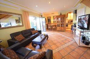 Apartment (Dünenrose) | Living room | 42-inch flat-screen TV with cable channels, LCD TV, heated floors - Reethäuser Boddenstr. 17 (Mönchgut-Granitz)