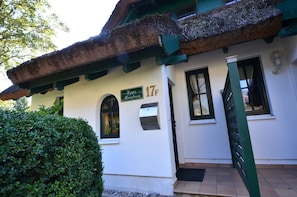 A building with a white exterior, green trim, and a thatched roof. A sign reads "Haus Moosheere 17F". - Reethäuser Boddenstr. 17 (Mönchgut-Granitz)