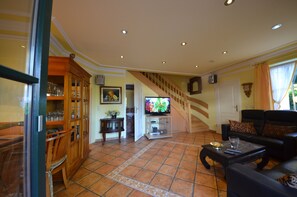 Apartment (Dünenrose) | Living room | 42-inch flat-screen TV with cable channels, LCD TV, heated floors - Reethäuser Boddenstr. 17 (Mönchgut-Granitz)