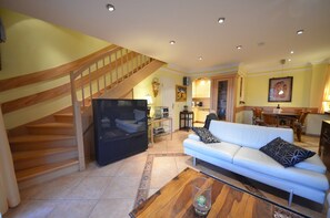 Apartment (Moosbeere) | Living area | 42-inch flat-screen TV with cable channels, LCD TV, heated floors - Reethäuser Boddenstr. 17 (Mönchgut-Granitz)