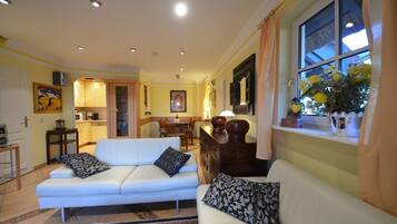 Căn hộ (Moosbeere) | Phòng khách | TV màn hình phẳng 42-inch có truyền hình cáp, TV LCD, sàn nhà có sưởi