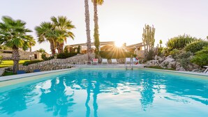 Seasonal outdoor pool, pool umbrellas, pool loungers - Villa del Mito (Syracuse)