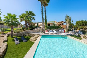 Seasonal outdoor pool, pool umbrellas, sun loungers - Villa del Mito (Syracuse)