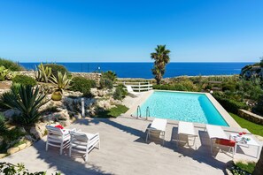 Seasonal outdoor pool, pool umbrellas, sun loungers - Villa del Mito (Syracuse)