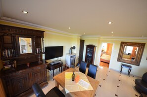Apartment (Sonnenkliff EG) | Wohnbereich | 42-Zoll-LCD-Fernseher mit Satellitenempfang, Fernseher, Kamin