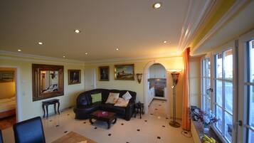 Apartment (Sonnenkliff EG) | Wohnbereich | 42-Zoll-LCD-Fernseher mit Satellitenempfang, Fernseher, Kamin