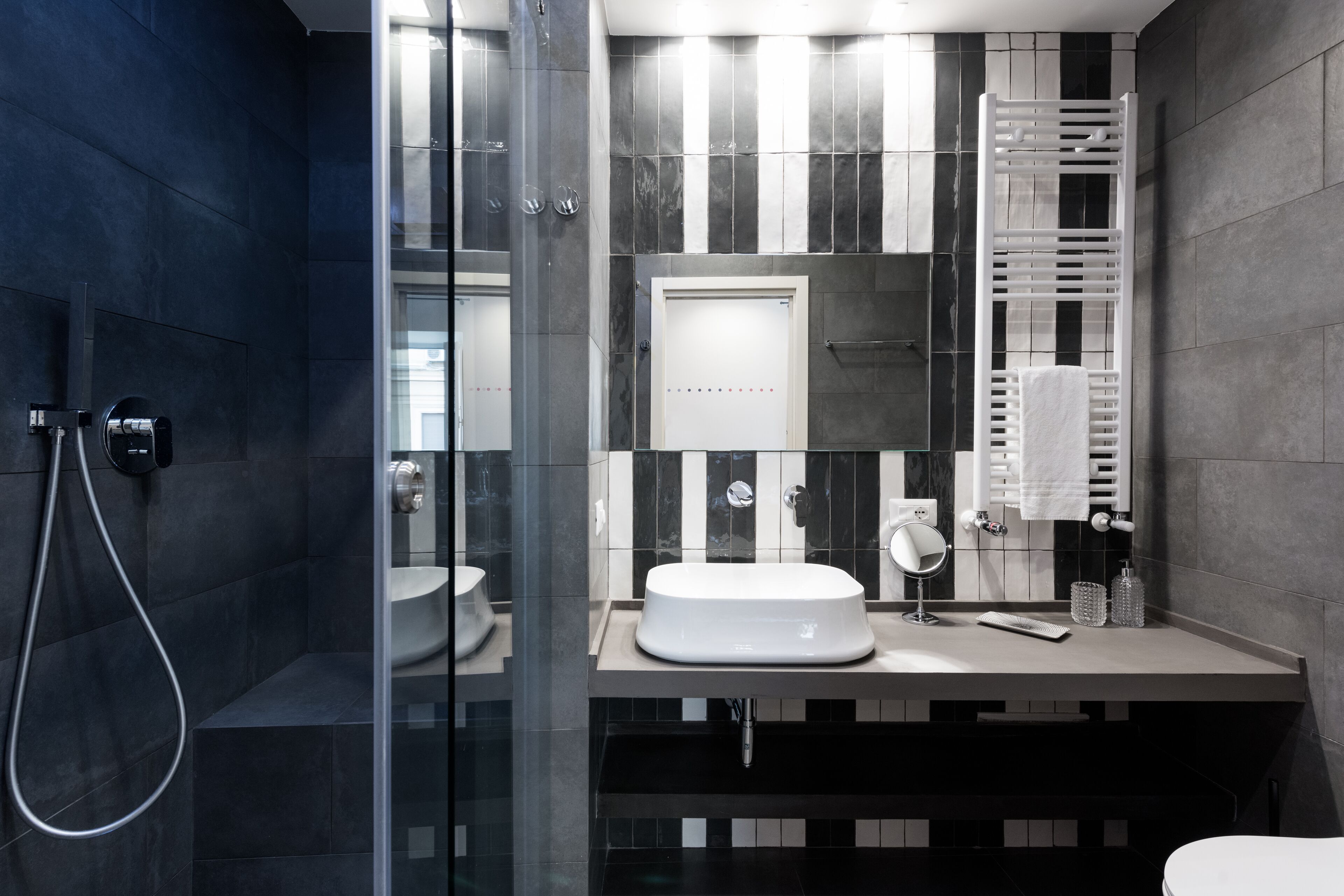 Douche, douche à « effet pluie », articles de toilette gratuits