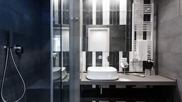 Douche, douche à « effet pluie », articles de toilette gratuits