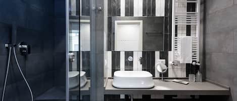 Shower, rainfall showerhead, free toiletries, hair dryer