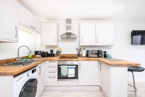 Appartement, 1 slaapkamer (21A) | Privékeuken | Een koelkast/vriezer, een magnetron, een oven, een kookplaat