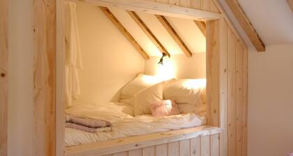 The Hayloft - Warm, romantic and relaxing with wood-burning stove. Dogs welcome