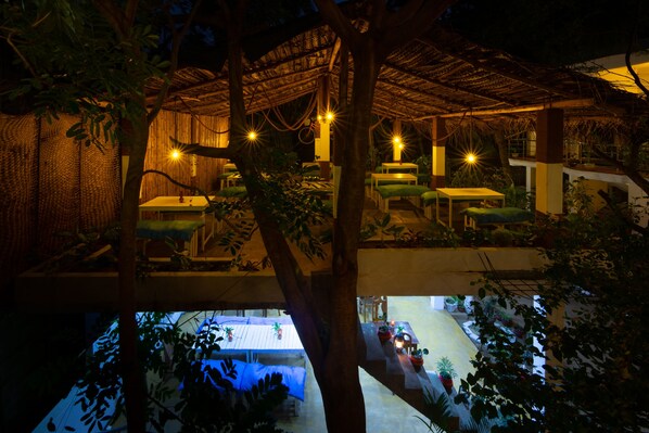 Vista frontal de la propiedad por la tarde o noche