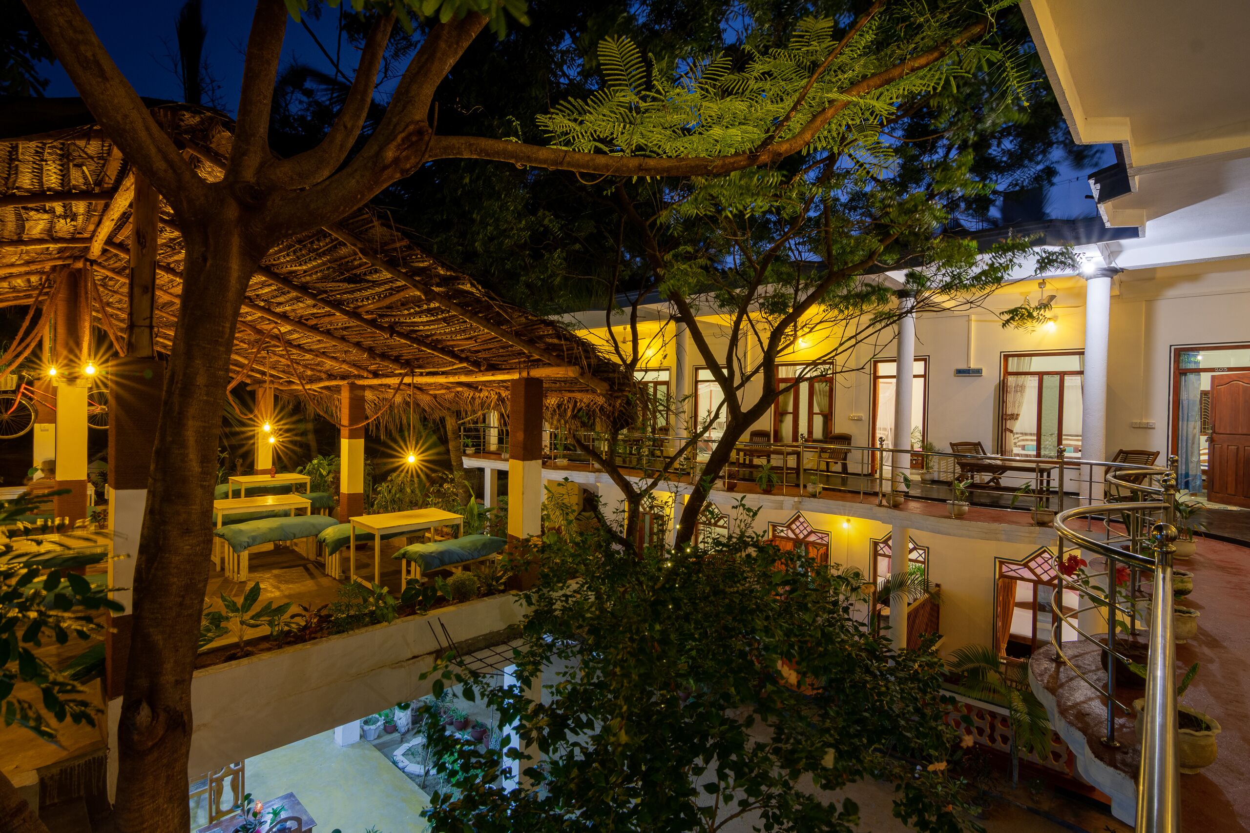 Bagian depan properti - sore/malam