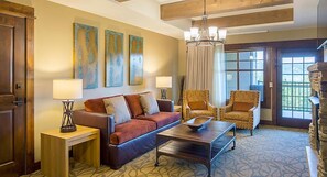 Una televisión, una chimenea, un reproductor de DVD