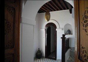 Traditioneel huis, 2 slaapkamers, terras | Woonruimte | Flatscreentelevisie en boeken