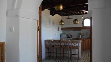 Rumah Tradisional, 2 kamar tidur, teras | Dapur pribadi | Lemari es besar, microwave, kompor, dan mesin pencuci piring