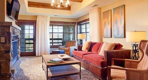 Een televisie, een open haard en een dvd-speler