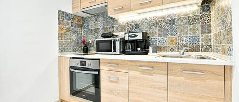 Køleskab, mikrobølgeovn, ovn, kogeplade