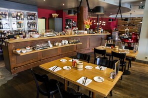 Daily buffet breakfast for a fee - Ochsen Lodge by Ochsen Lenzburg (Lenzburg)