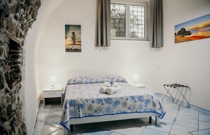 3 bedrooms, in-room safe, iron/ironing board, WiFi