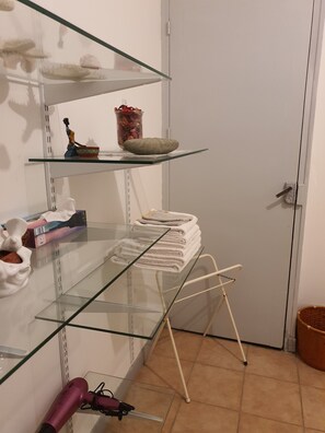 Phòng dành cho gia đình (Louis Philippe) | Phòng tắm | Đồ dùng nhà tắm miễn phí, máy sấy tóc, khăn tắm, xà phòng 
