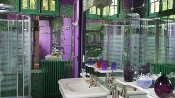 Chambre Familiale (La Queen Yvonne) | Salle de bain | Articles de toilette gratuits, sĂšche-cheveux, serviettes fournies, savon