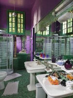 Artículos de tocador gratuitos, secador de pelo, toallas, jabón
