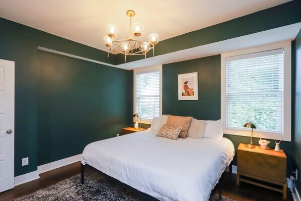4 bedrooms, iron/ironing board, WiFi, bed sheets