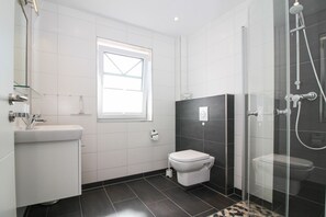 Douche, sĂšche-cheveux, papier toilette