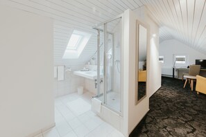 Economy Apartment | Bathroom | Shower, free toiletries, hair dryer, slippers - Gartenhaus by Ochsen Lenzburg (Lenzburg)
