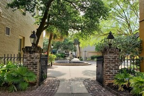 Property grounds - The Lodge Alley Inn in the heart of Charleston! (Charleston)