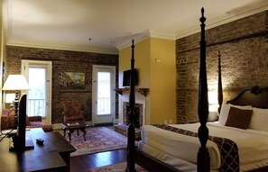 Iron/ironing board, internet, bed sheets - The Lodge Alley Inn in the heart of Charleston! (Charleston)
