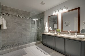 Combined shower/bathtub, hair dryer, towels, soap - Peaceful & Cozy 3 Bed with Hot Tub! (Henderson)